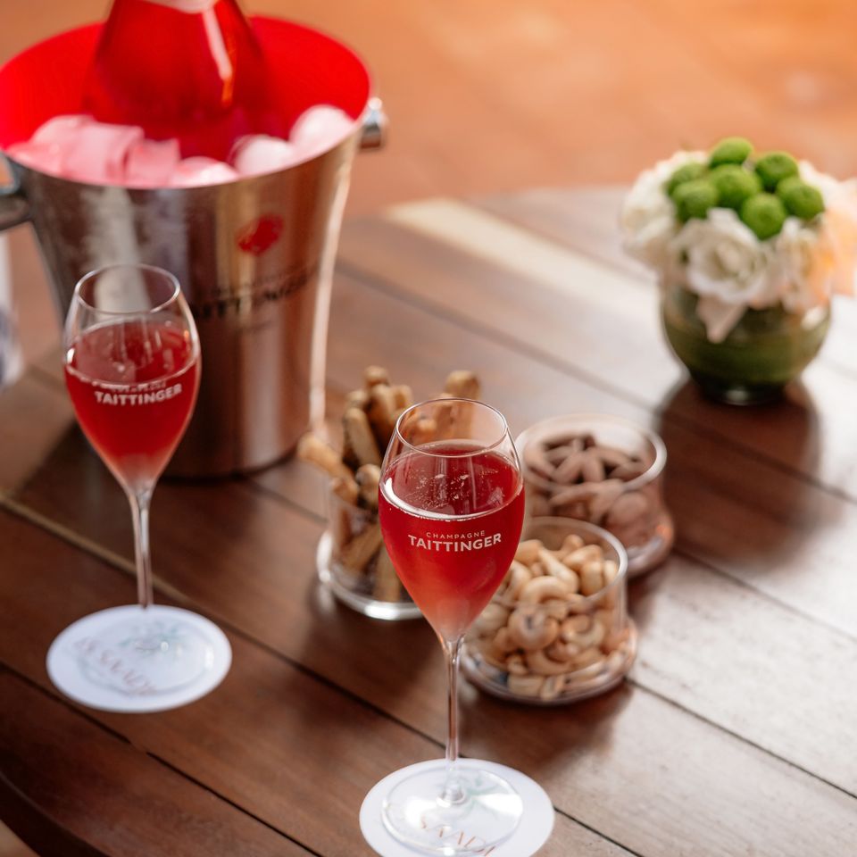 Un bar à champagne éphémère dans les jardins du Palace Es Saadi